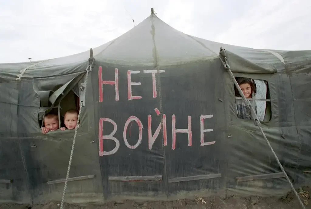 Дети в палатке летнего детского лагеря для чеченских беженцев в Ингушетии во время Второй Чеченской войны, август 2001 года. Фото: Сергей Михеев/Коммерсантъ.