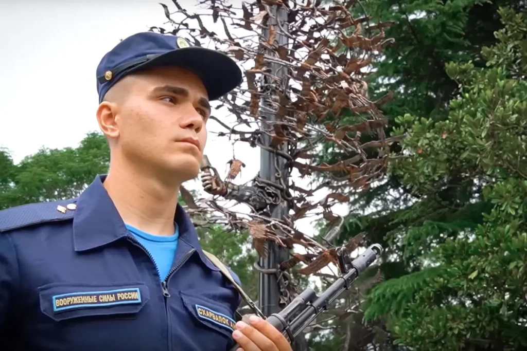 Солдат на торжественном открытии памятника «Смерч журавлей» в Туапсе в июле 2023 года. Фото: скриншот из видео «360 Туапсе».