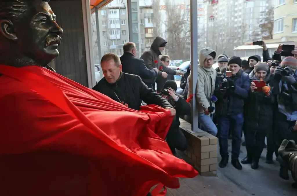 Церемония открытия памятника Иосифу Сталину в Волгограде около Сталинградского обкома КПРФ в честь 140-й годовщины со дня рождения Иосифа Сталина 20 декабря 2019 года. Фото: Артем Краснов/Коммерсантъ.