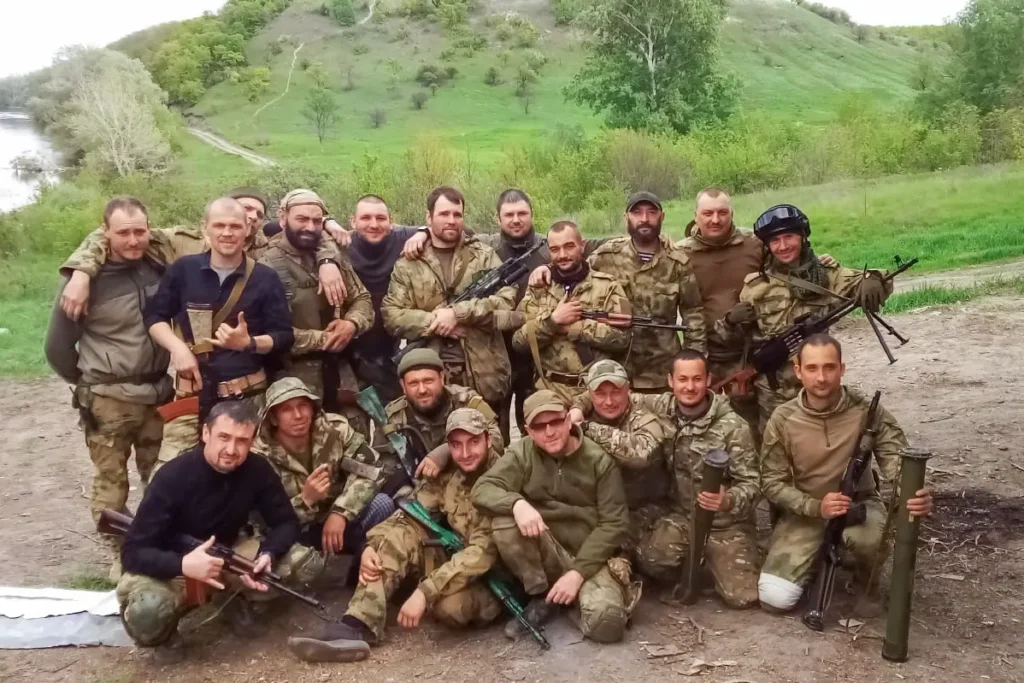 Никита Митченко (сидит крайний справа) вместе с другими добровольцами позирует для фото. Источник: личная страница ВКонтакте.