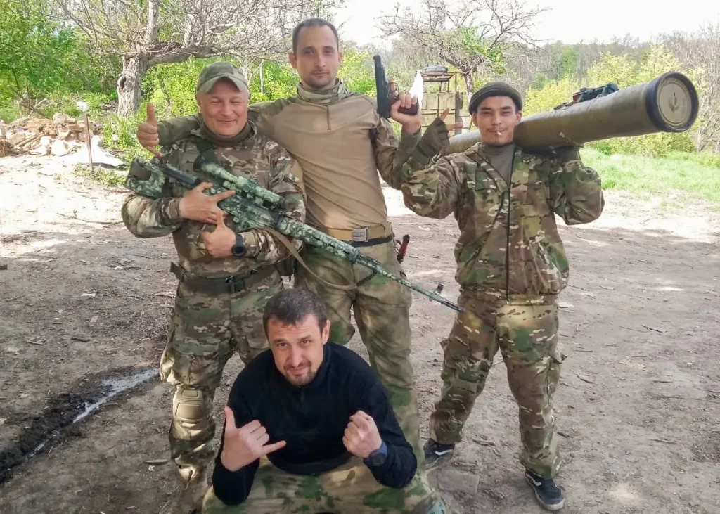Никита Митченко стоит в центре с группой других добровольцев, фото выложено 6 мая 2022 года. Источник: личная страница ВКонтакте.