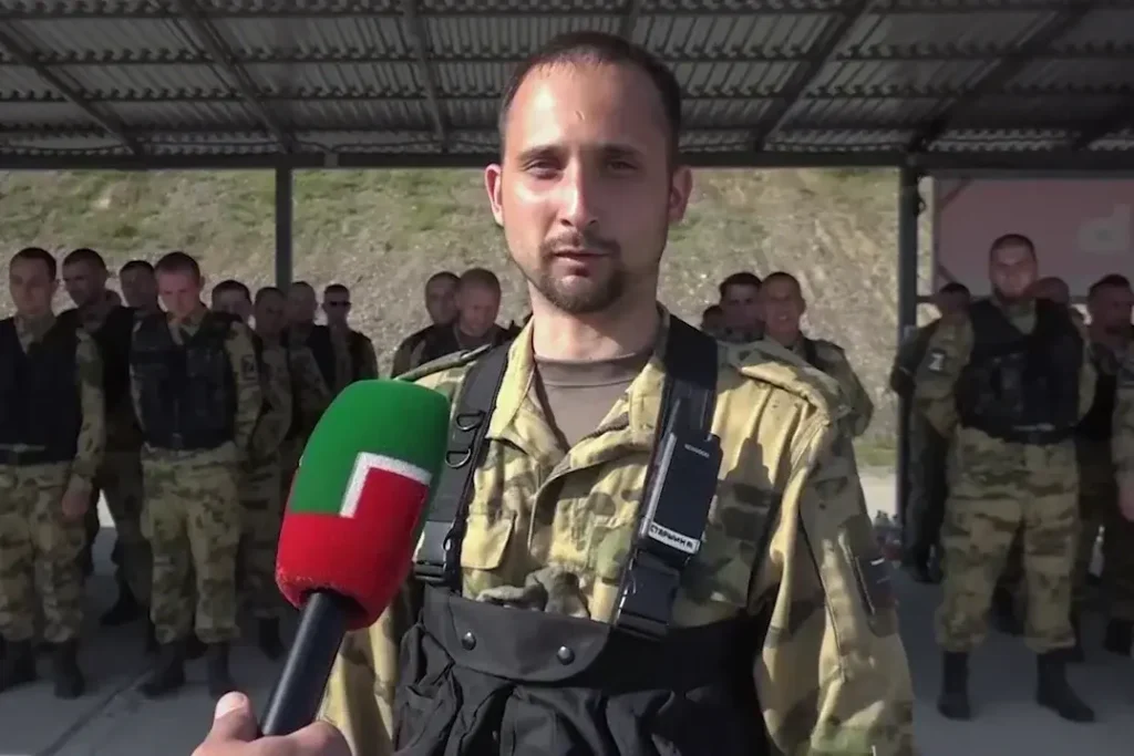 Никита Митченко как доброволец проходит подготовку в Российском университете спецназа в Гудермесе в апреле 2022 года. Источник: скриншот видео из ТГ-канала Рамзана Кадырова.