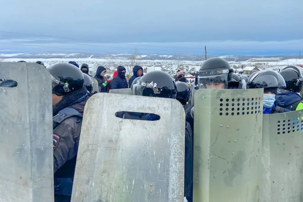Полиция в день оглашения обвинительного приговора Фаилю Алсынову в Баймакском районном суде 17 января, Башкортостан. Фото: специальный корреспондент «Верстки».