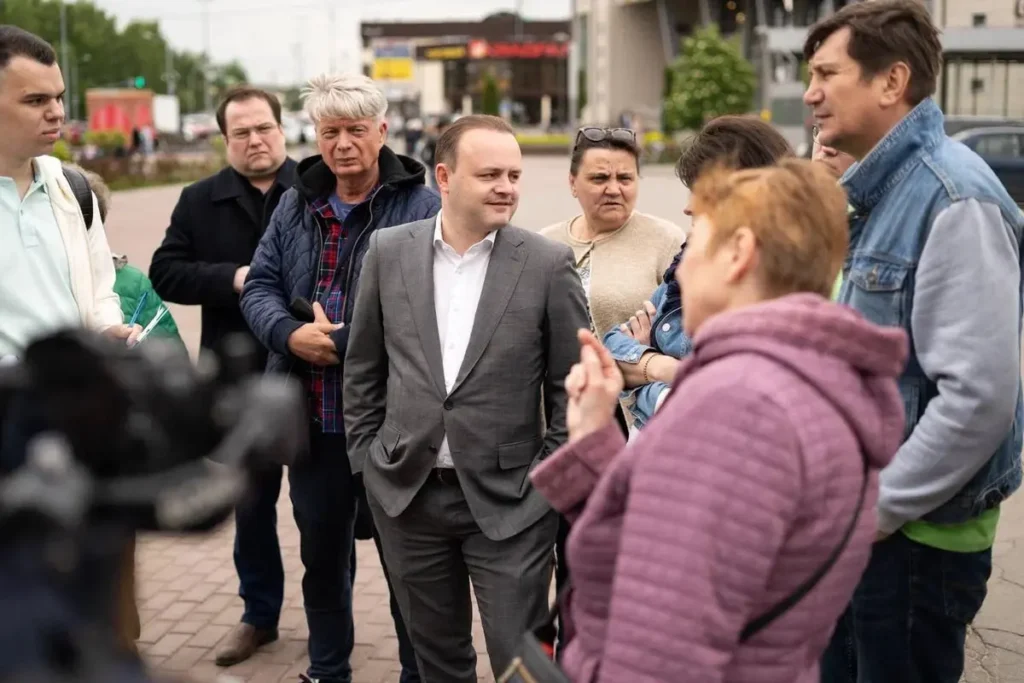 Владислав Даванков во время встречи с жителями Москвы в рамках своей кампании по выдвижению в мэры Москвы летом 2023. Фото: telegram-канал «Даванков//Кандидат в президенты РФ».
