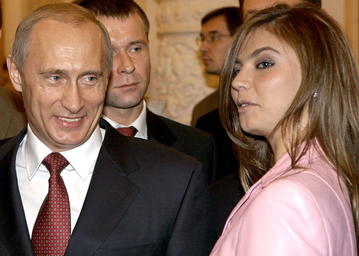Владимир Путин c Алиной Кабаевой во время встречи с российской олимпийской сборной