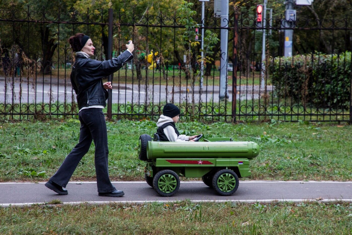 Семья гуляет в парке в жилом районе Москвы