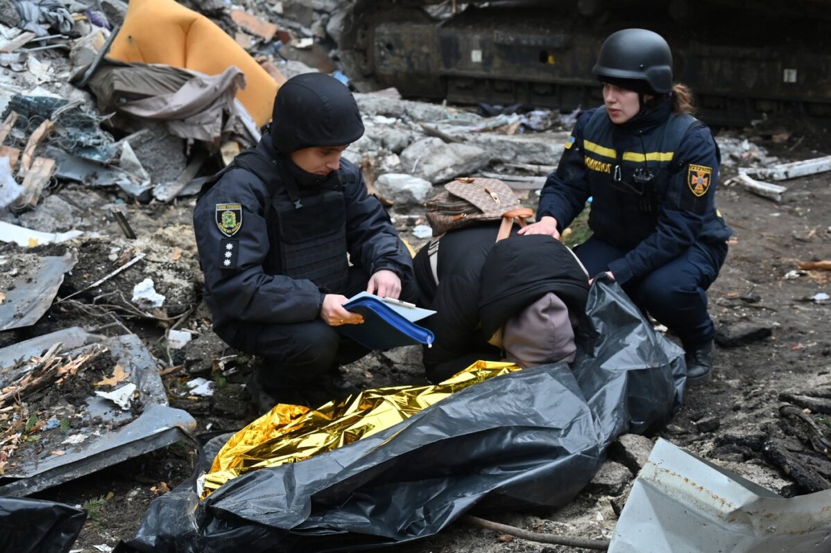 Украинские силовики успокаивают женщину, плачущую над телом её 15-летнего сына
