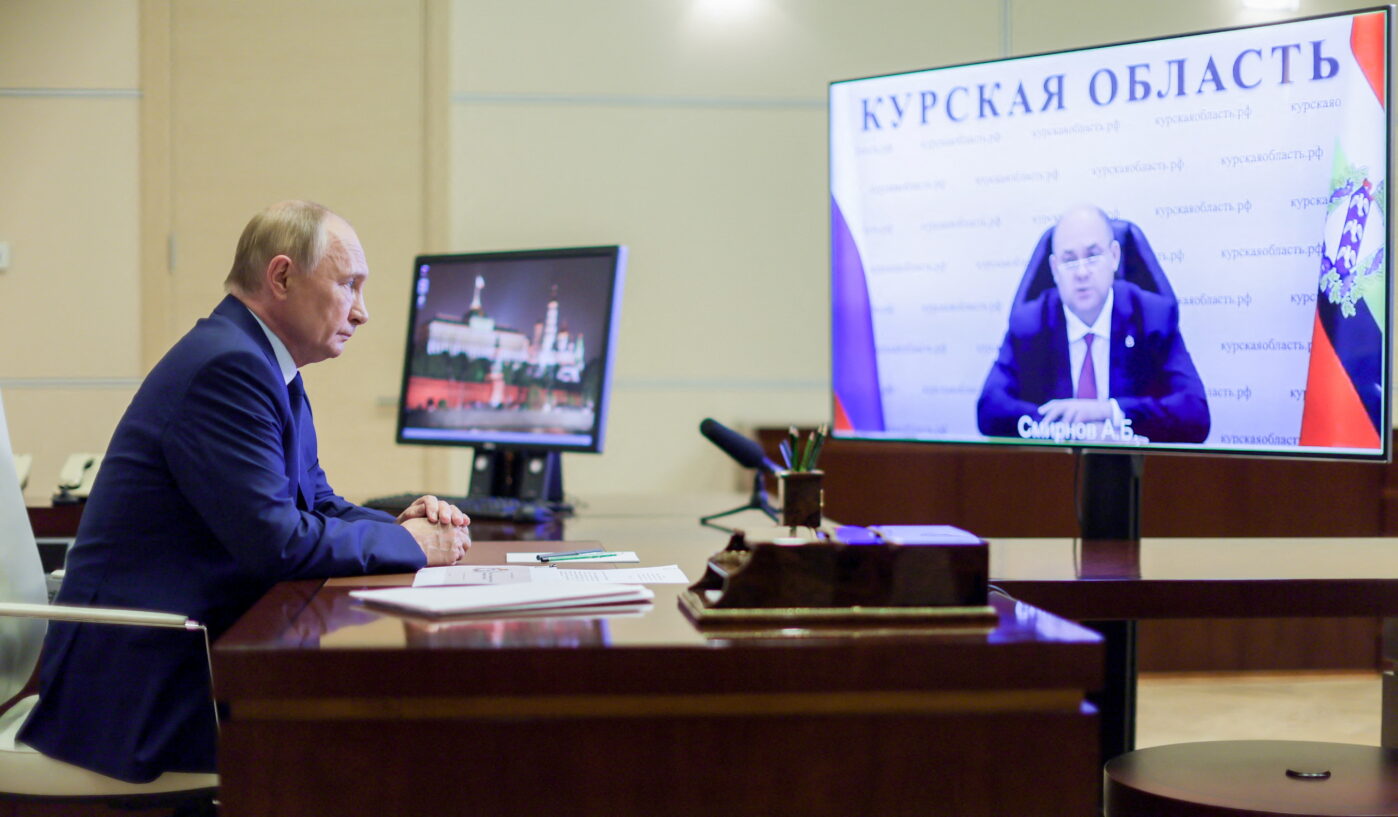 Владимир Путин уволил главу Курской области Алексея Смирнова и назначил на его место Александра Хинштейна