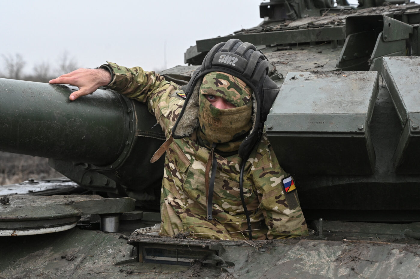 Российский контрактник выглядывает из танка Т-72 во время военных учений на юге Краснодарского края