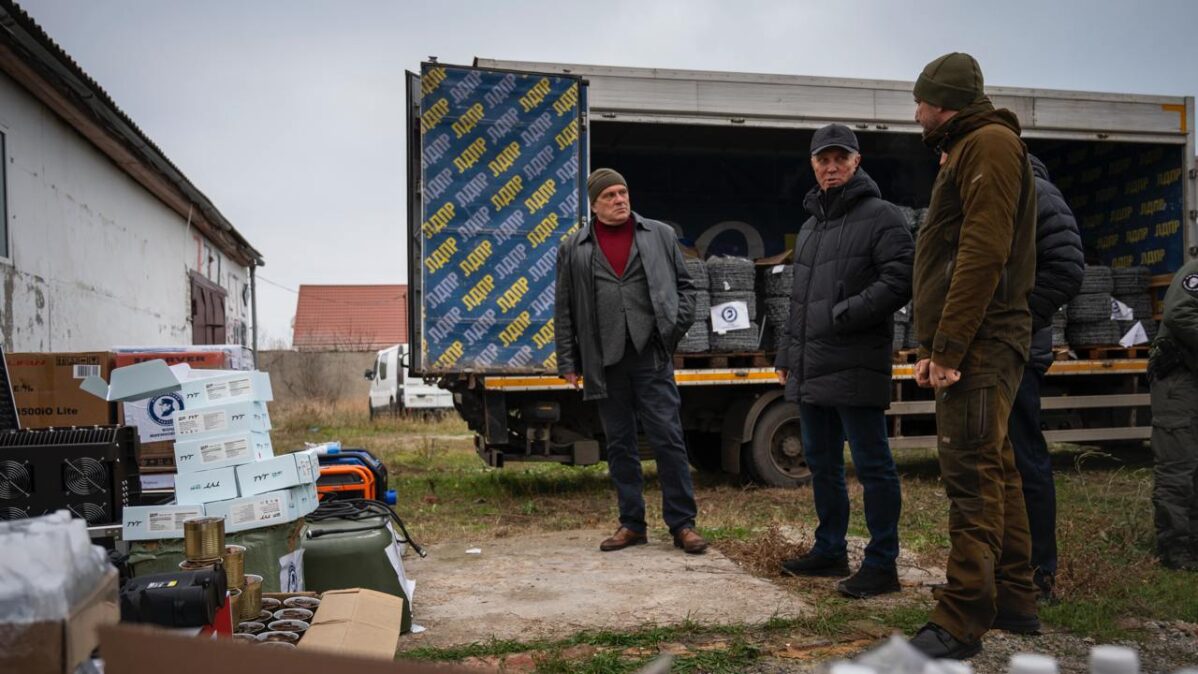 «Губернатор» Херсонской области Владимир Сальдо (в центре) принимает участие в сбор гуманитарной помощи для участников СВО