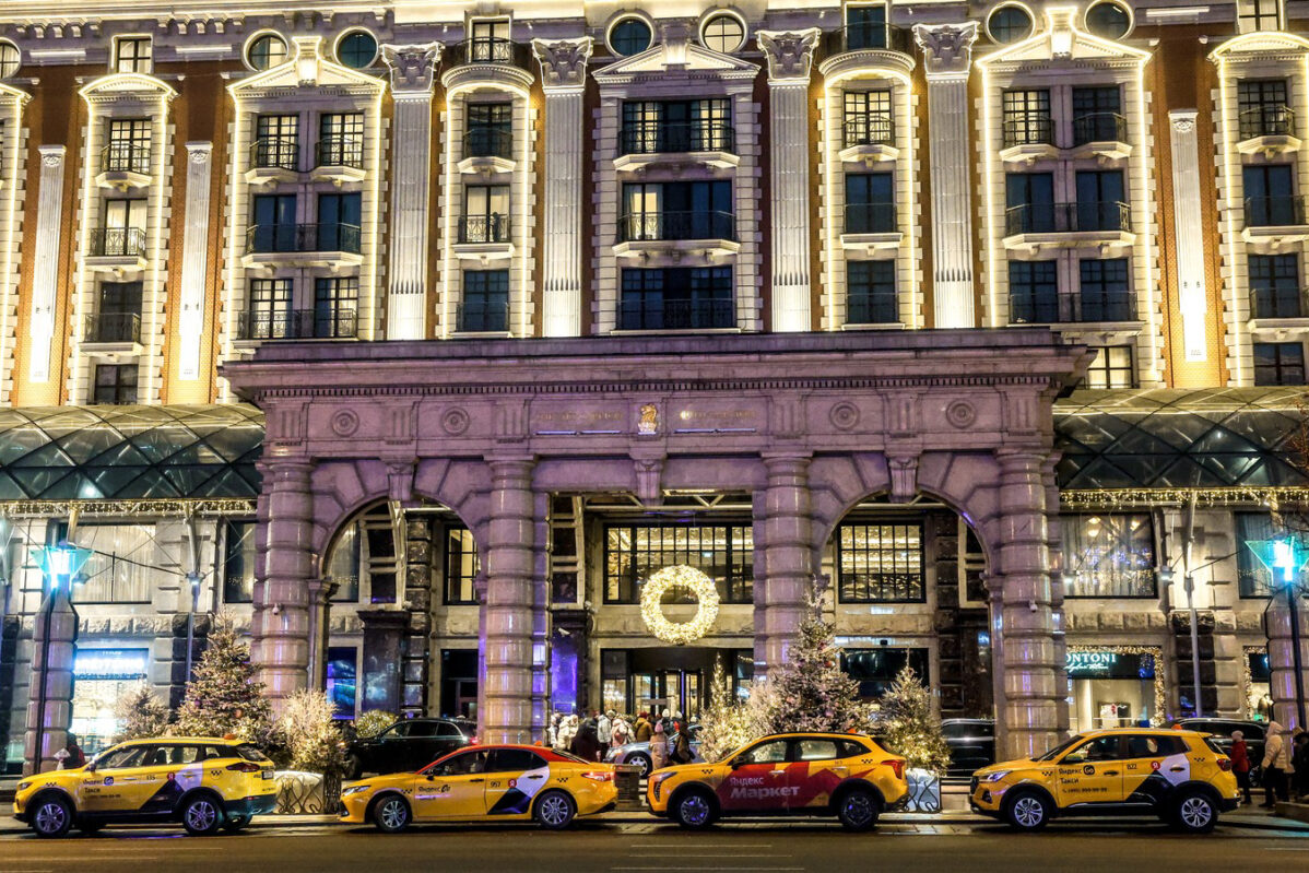 Такси выстраиваются в очередь перед отелем Ritz Carlton в центре Москвы