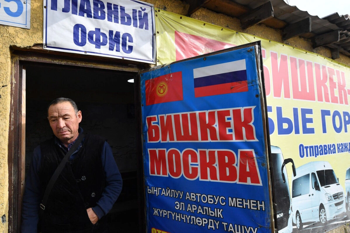 Офис автоперевозчика в Бишкеке, откуда граждан Кыргызстана отправляют на работу в Москве