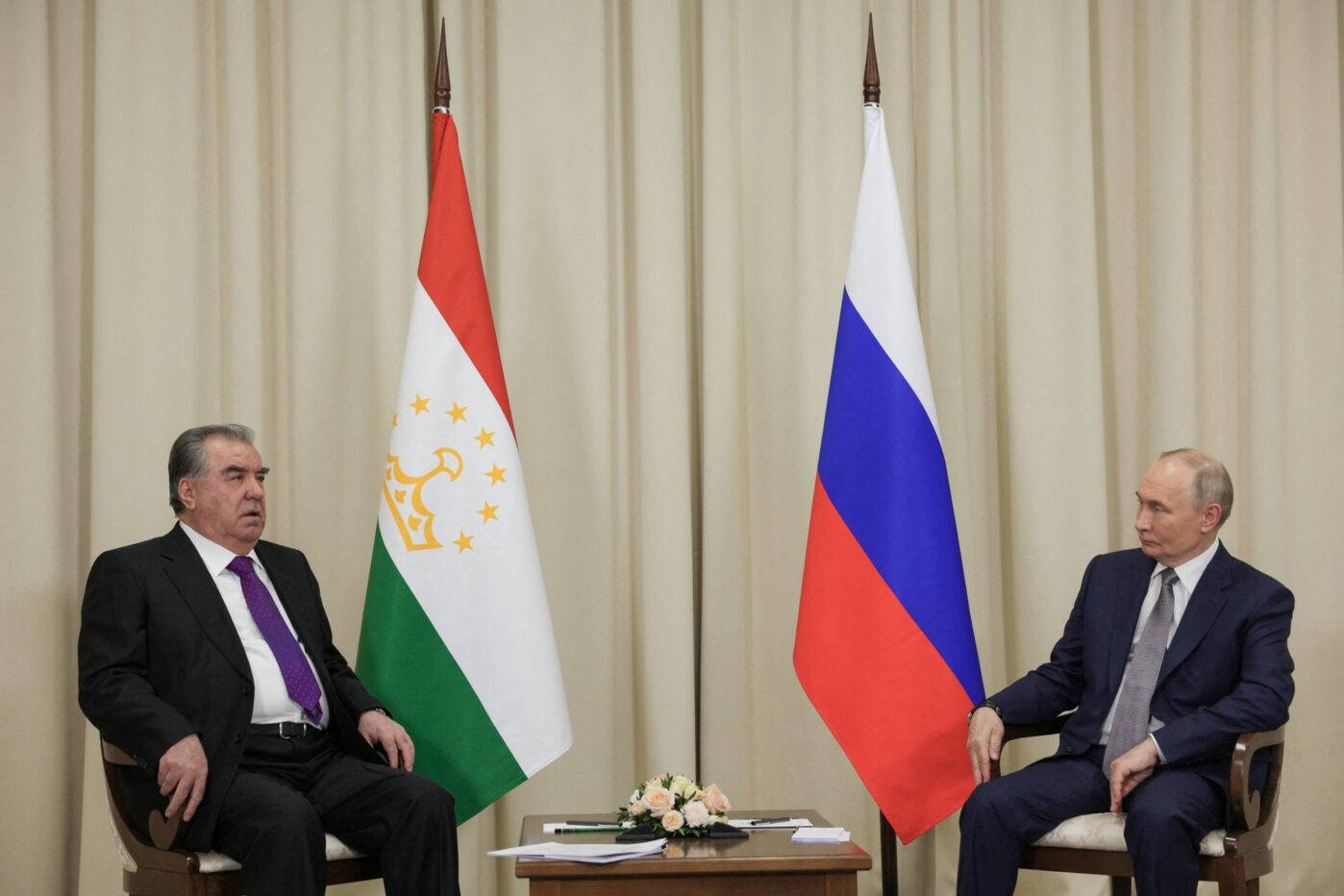 Президент России Владимир Путин и президент Таджикистана Эмомали Рахмон на встрече на курорте Игора в Ленинградской области