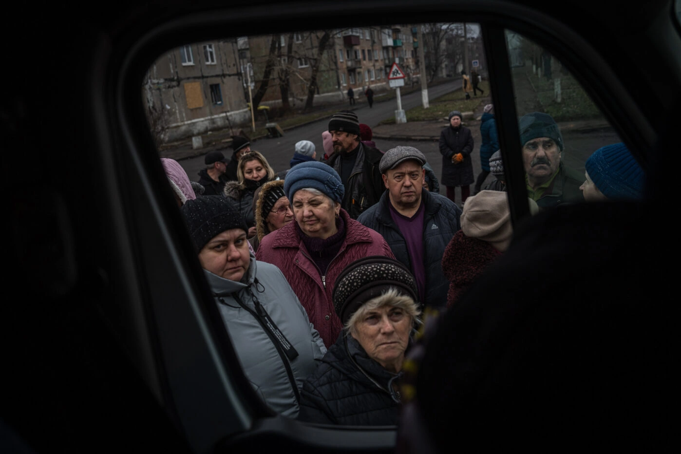 Мирные жители выстраиваются в очередь за помощью возле Покровска