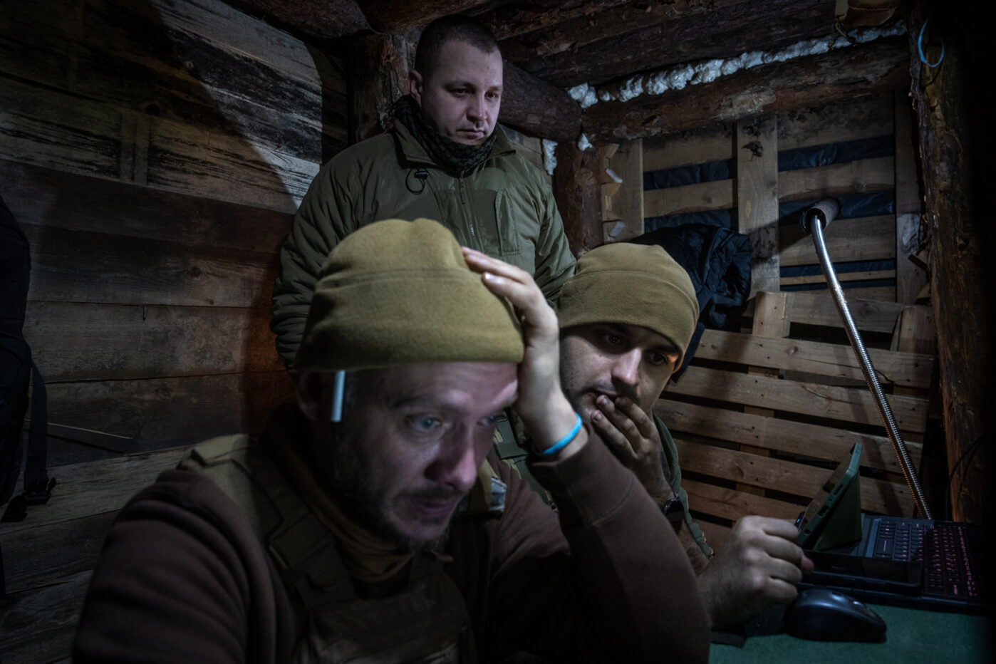 Украинские военнослужащие управляют разведывательным беспилотником в районе Покровска