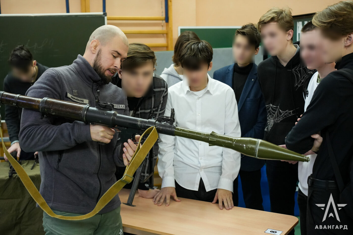 Во время проведения патриотических мероприятий, подготовленных военно-патриотическим центром при Минобороне «Авангард», школьникам демонстрируют РПГ