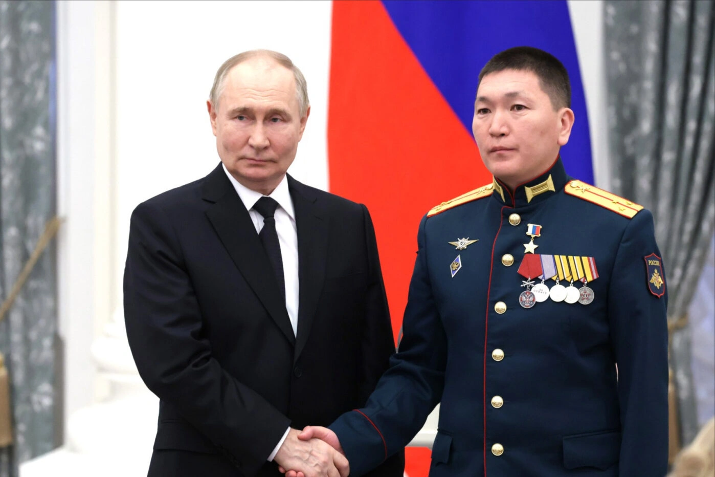 Владимир Путин награждает звездой Героя России Чалым Чулдум-Оол