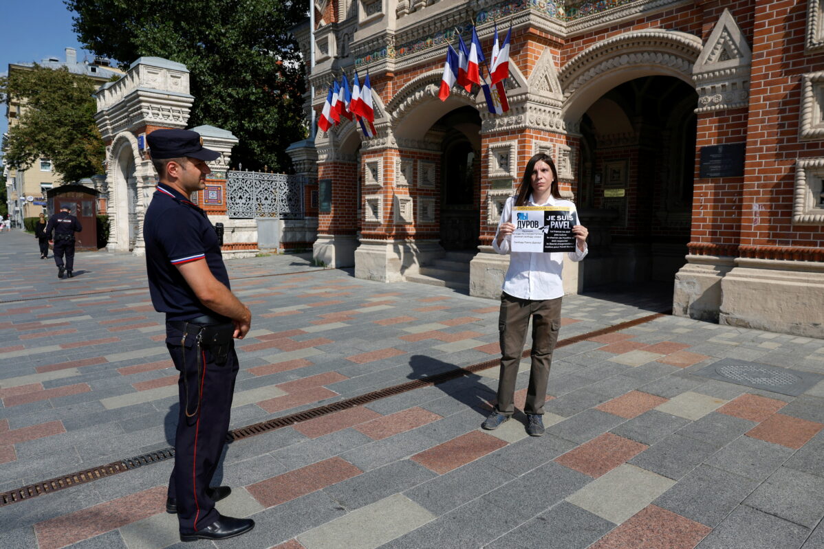 Участница одиночного пикета демонстрирует плакат с надписью «Я — Павел Дуров» во время акции протеста против ареста Павла Дурова у здания посольства Франции в Москве