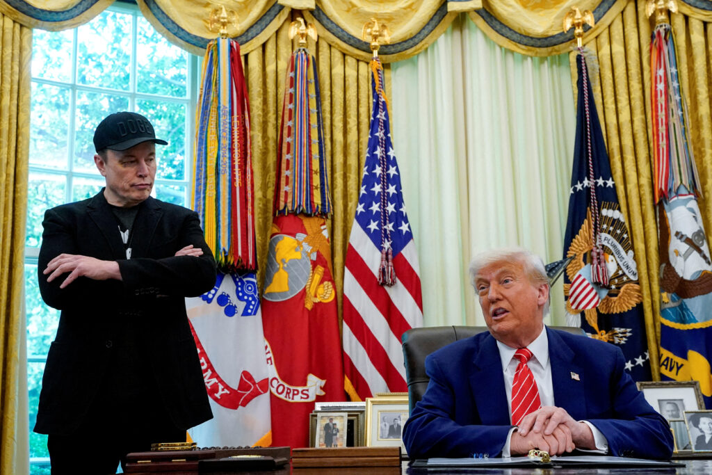 Президент США Дональд Трамп и Илон Маск участвуют в пресс-конференции в Овальном кабинете Белого дома в Вашингтоне