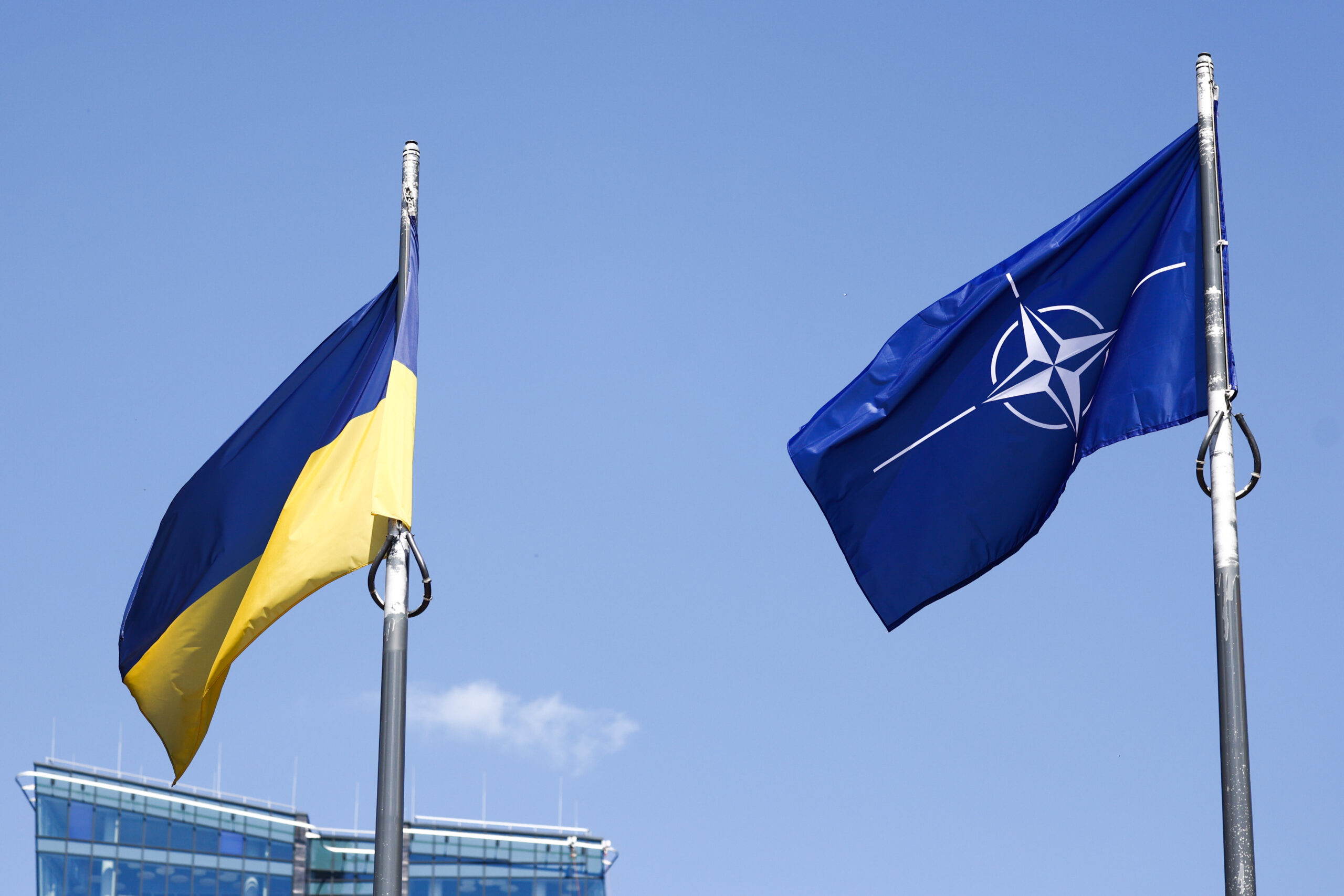Киеву могут предложить гарантии безопасности по примеру пятой статьи НАТО о коллективной обороне. Как она работает?