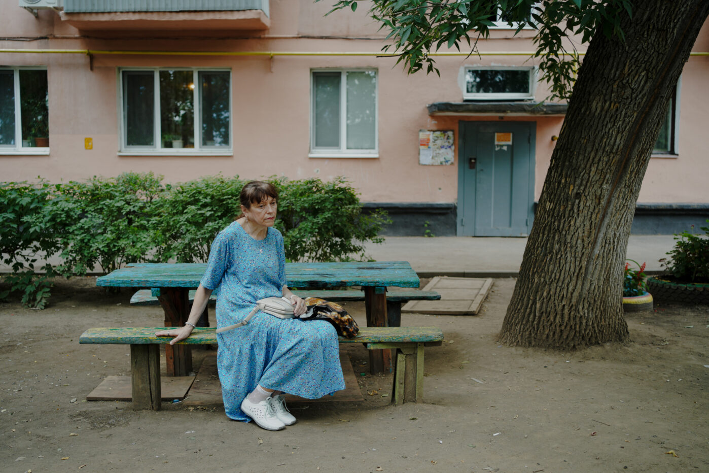 В Оренбурге 70-летняя женщина ухаживает за двумя детьми с инвалидностью и уже пять лет фактически заперта дома. Помощи от социальных служб особо нет